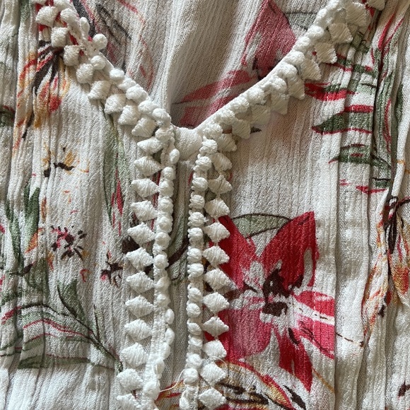 Sleeveless top with an island vibe! - Picture 6 of 6